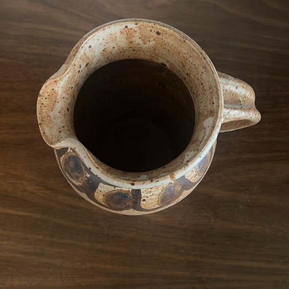 Vintage stoneware pitcher with speckled glaze - Picture 3 of 9